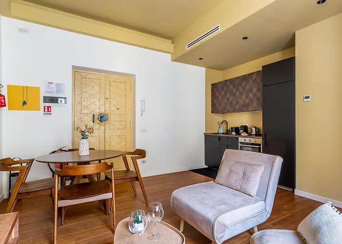 Iflat Warm & Welcoming Little Gem In Rione Monti